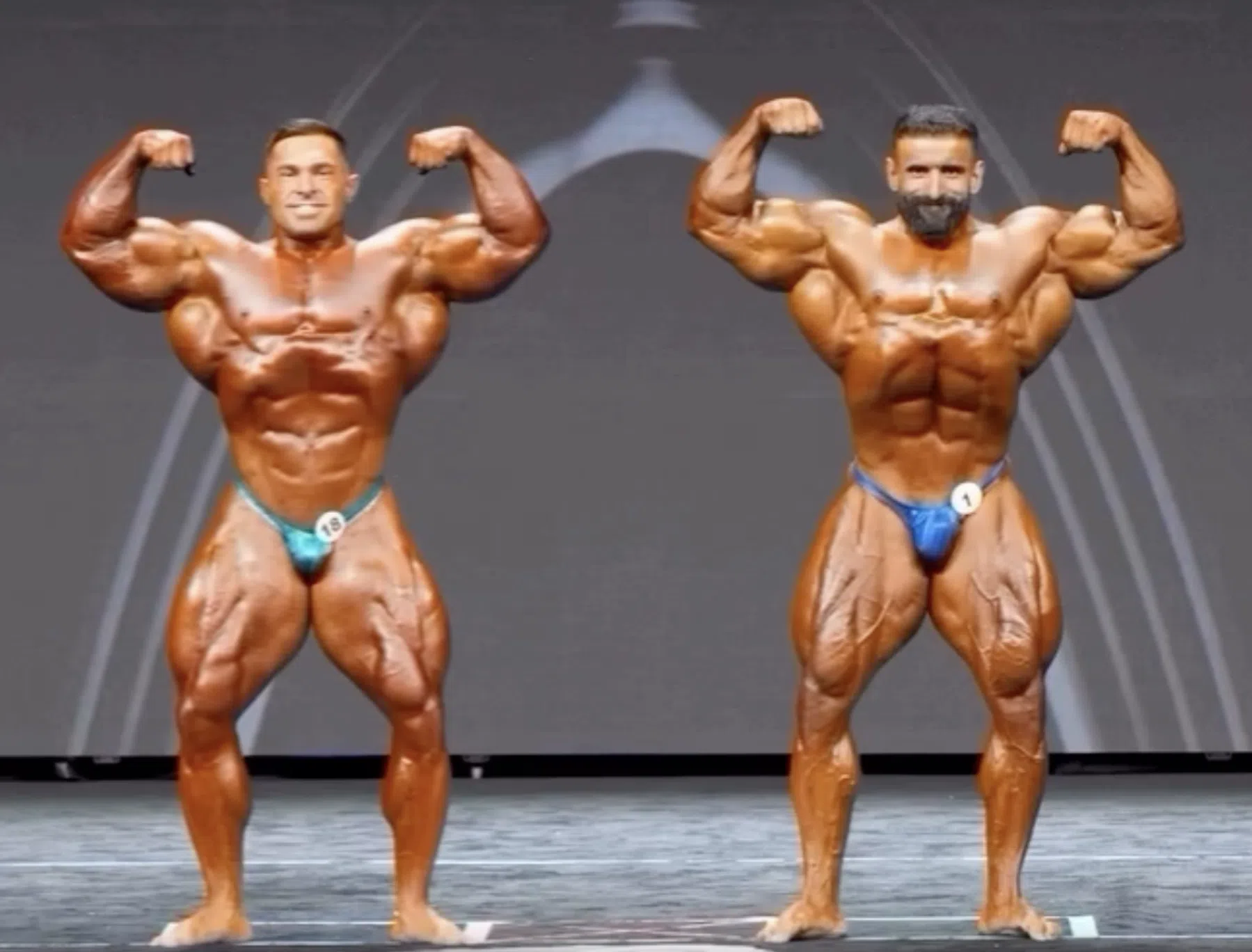 Lunsford en Hadi doen een front double biceps bij de Mr Olympia